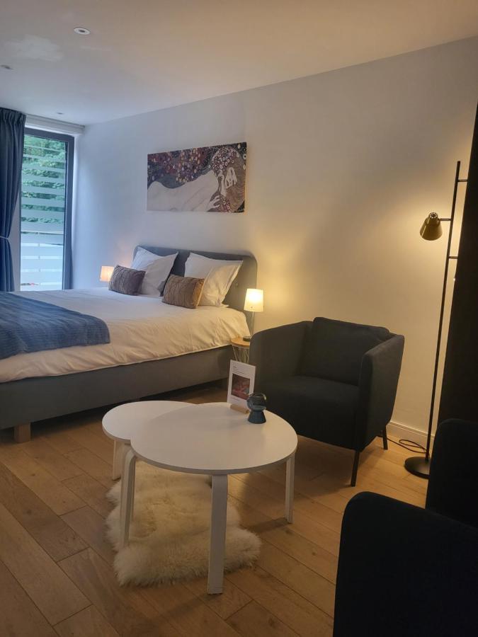 Table Et Chambre Particuliere Монс Екстериор снимка